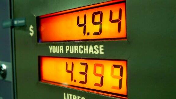 加油站泵筛上的汽油价格上涨