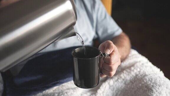 男子用茶包倒热水的慢动作视频