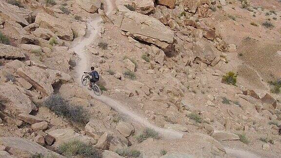 男子在沙漠中骑自行车