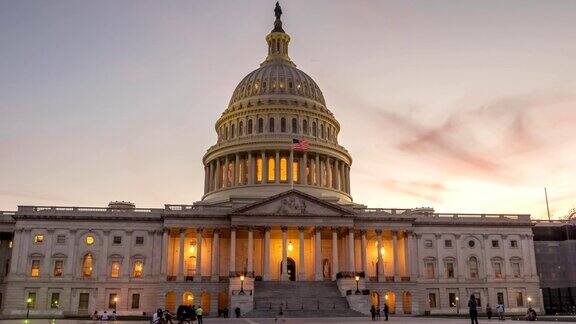 美国国会大厦黄昏时灯光亮起的时间推移图