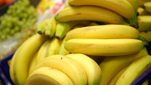 农家商店柜台上一个蓝色塑料盒子里的熟透的黄香蕉