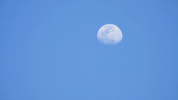 月亮以蓝天为背景升起的时间流逝
