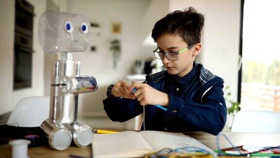 聪明的年轻工程师独自建造一个机器人
