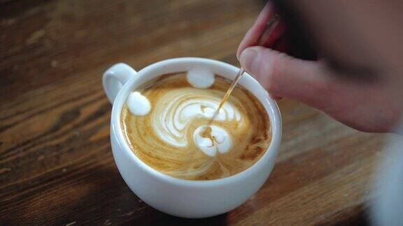 咖啡师在咖啡上作画