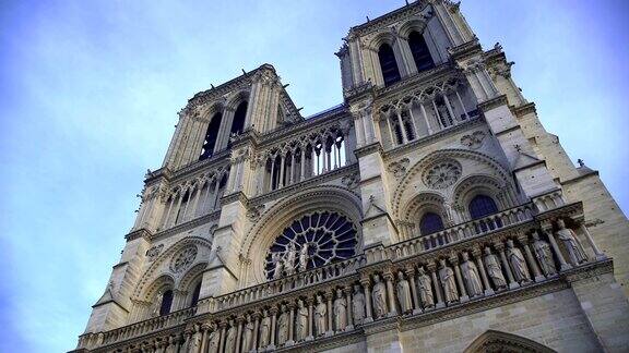 著名的哥特式大教堂巴黎圣母院吸引着数百万游客