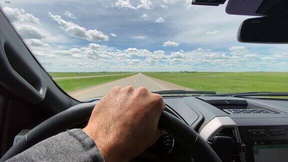 4K视频的汽车驾驶在跨加拿大高速公路萨斯喀彻温加拿大