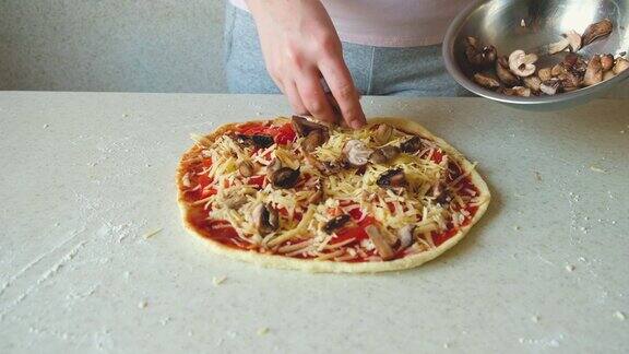 做美味的自制披萨女性做匹萨