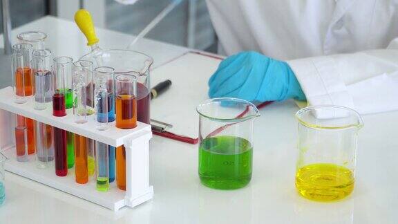 4k:科学家在实验室烧杯中分析和混合液体