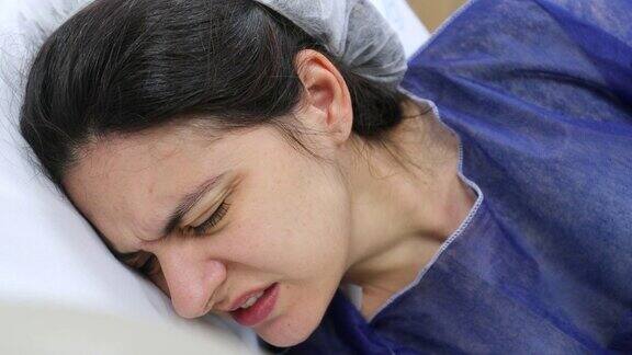 孕妇在医院感到疼痛和宫缩准备分娩