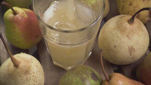 慢动作果汁倒进一个梨子中间加冰的玻璃杯