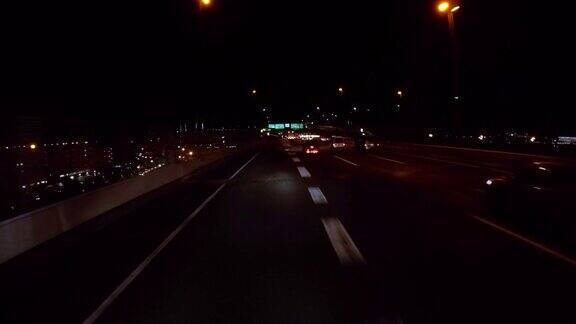 在夜间高速公路上开车-4K-