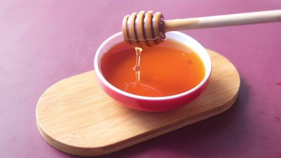 用勺子把新鲜蜂蜜放在桌上