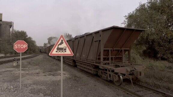 满载着热煤的火车沿着铁路线行驶