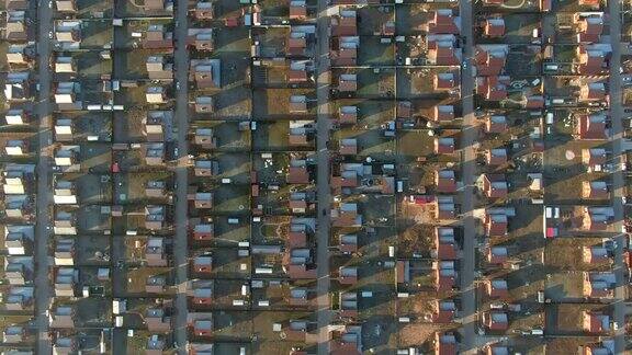俯视图从飞行的无人机村舍村庄相同的房子从红砖在农村鸟瞰图住宅区与砖房和别墅在郊区