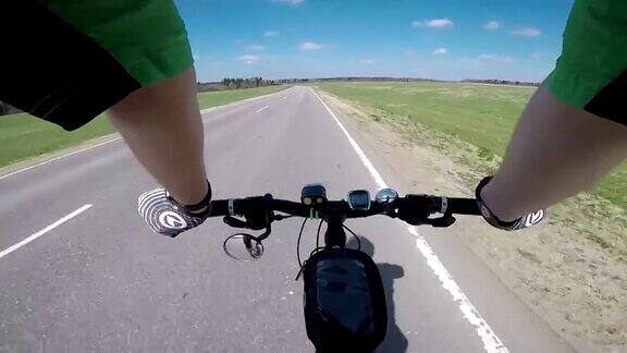 在高速公路上骑自行车第一人称的观点观点视频
