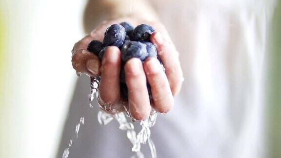 给他洗蓝莓