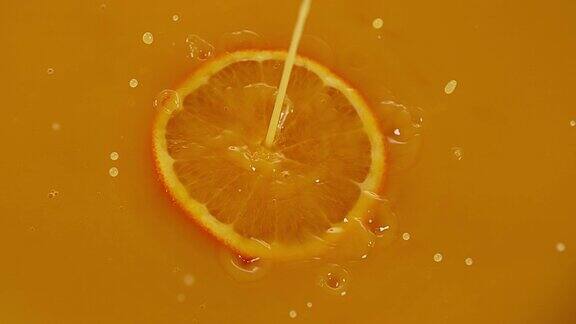 正在倒橙汁4K慢镜头