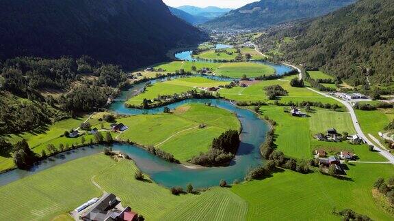 无人机鸟瞰图:挪威河岸上的农田