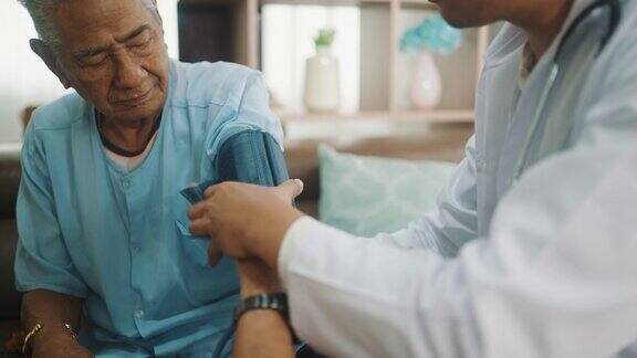 医生在家给老年病人量血压