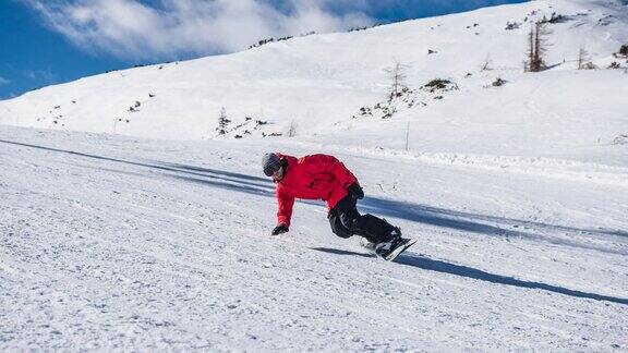 滑雪者沿着滑雪坡滑行把雪喷到摄像机上