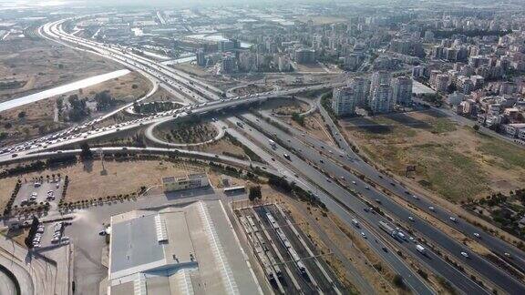 城市高速公路和立交桥鸟瞰图
