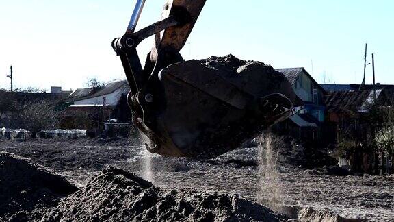 挖土机铲掉泥土