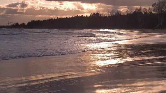 平静的风景暴风雨的海浪在沙滩在日落慢镜头