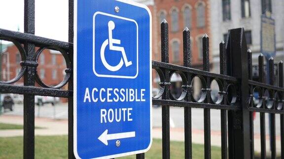 一个小镇上的残疾人无障碍标志