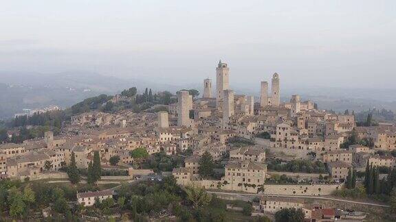 鸟瞰图圣吉米尼亚诺和它的中世纪老城和著名的塔