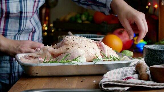 为节日晚餐准备传统圣诞鸭子