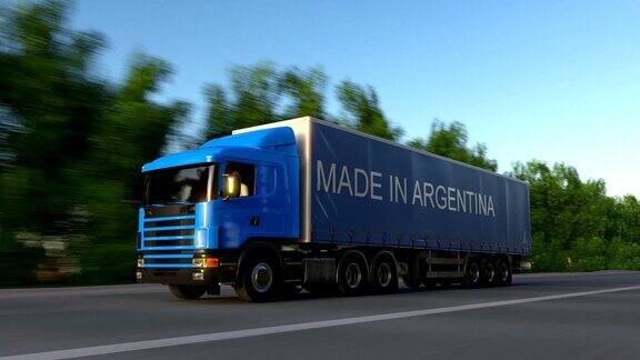 拖车上印有“阿根廷制造”字样的货运半挂车超速行驶道路货物运输无缝循环全高清剪辑