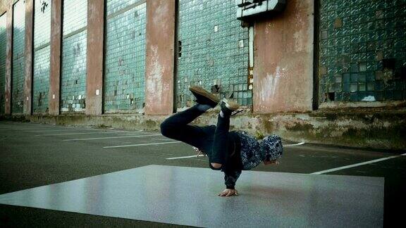 嘻哈和霹雳舞一样霹雳舞舞者在街上跳舞缓慢的运动高清