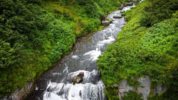 堪察加半岛有瀑布的山河