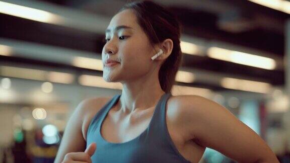 亚洲女性在健身房锻炼