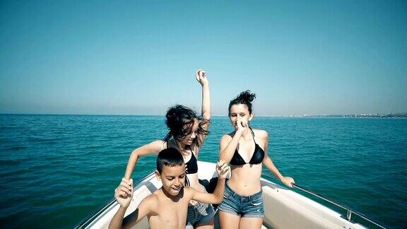 游船航行一群快乐的朋友在游艇上玩在暑假的慢镜头
