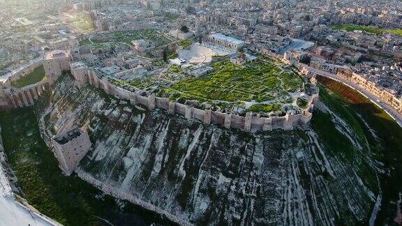 日落下美丽的阿勒颇城堡鸟瞰图这是一座美丽的叙利亚纪念碑阳光在城堡里反射