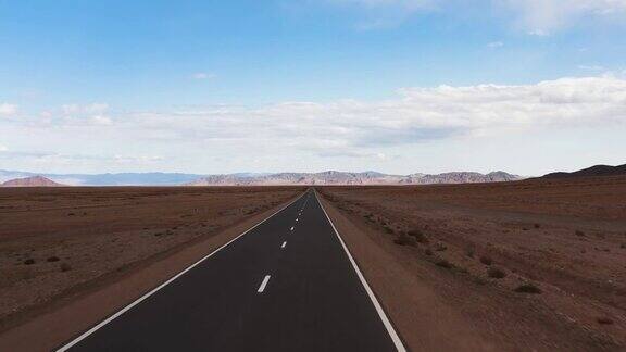 蒙古群山之间的道路