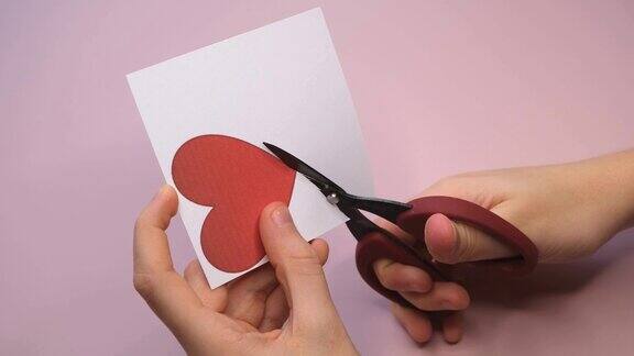 自制节日贺卡红纸心形爱的象征小男孩做了母亲节情人节