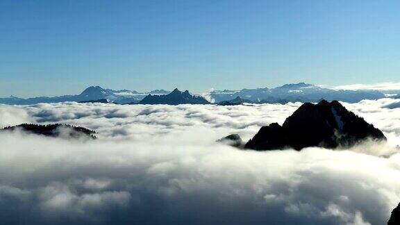 山脉的时间在云层之上流逝