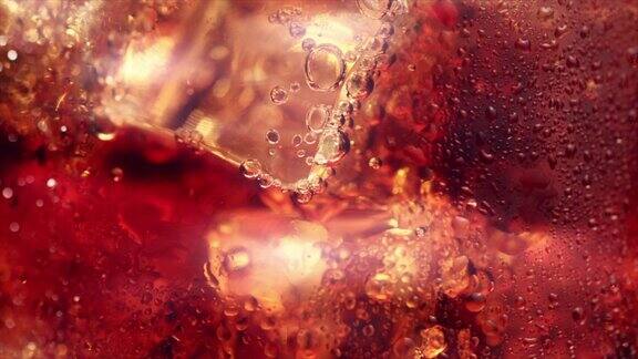 可乐苏打饮料泡沫与冰块微距镜头近距离