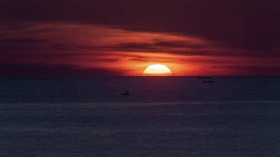 泰国普吉岛日落渔民船太阳接近4k时间流逝
