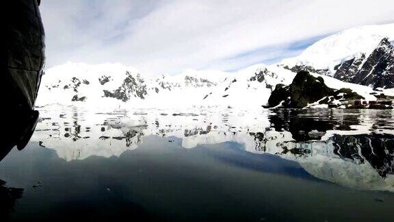 一艘载着游客的船漂浮在南极洲的冰山之间