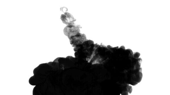 一墨流动注入黑色染料云雾或烟雾墨以慢动作注入白色黑色在水中打开墨色背景或烟雾背景为墨水效果使用光磨如阿尔法蒙版
