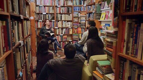 微笑的作家在书店读书