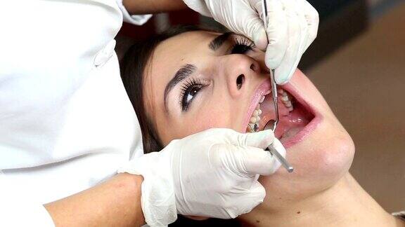 修补病人的牙齿