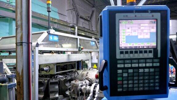 塑料水管制造生产过程的电子控制中心生产管子到工厂在机器上制造塑料管的过程特殊波纹形式
