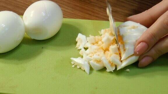 女孩用刀切鸡蛋