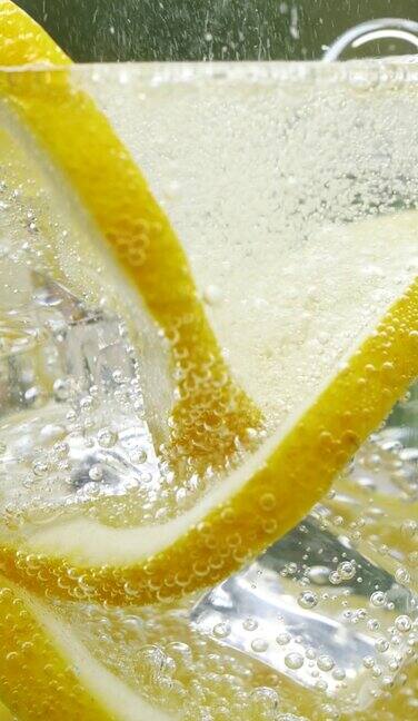 慢动作倒入苏打水冰块和柠檬