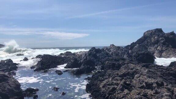 太平洋海浪袭击了环太平洋国家公园保护区附近的海岸