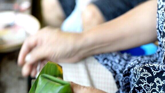 泰国老妇人在做金字塔馅面团中国新年在华欣吃的泰国甜点